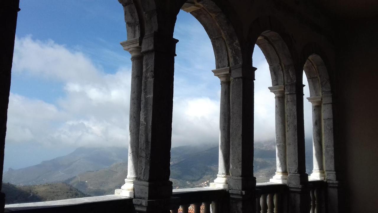 Monolocale Nel Centro Storico Panzió Aieta Kültér fotó