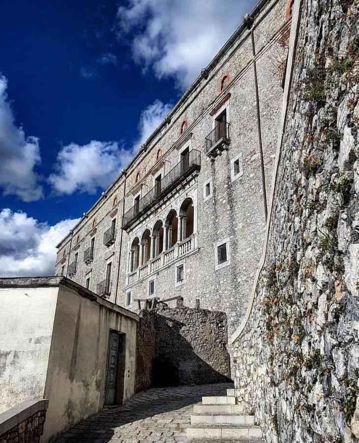 Monolocale Nel Centro Storico Panzió Aieta Kültér fotó